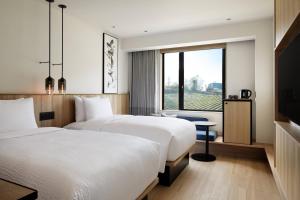 南山城的住宿－Fairfield by Marriott Kyoto Minamiyamashiro，酒店客房设有两张床和窗户。