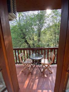 un patio con mesa y sillas en un porche en GaliniCafe22-suites en Kakopetria