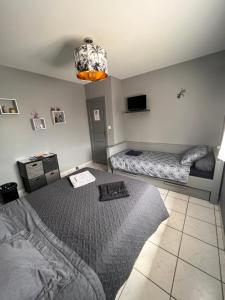 Un pat sau paturi într-o cameră la B&B Chez Florence - Chambres d'Hôtes