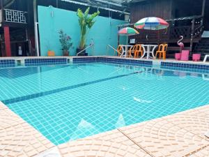 een groot zwembad met aicrobialicrobialicrobial bij MANDARIN LODGE by victor in Hua Hin