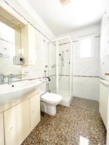 een badkamer met een wastafel en een douche bij Villa Nico in Zadar