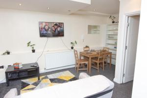 a living room with a table and a dining room at Evergreen Apartments-Flat 7, London in London