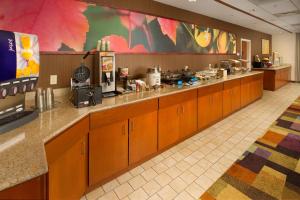 una gran cocina con una barra larga en un restaurante en Fairfield Inn & Suites by Marriott Waco North, en Waco