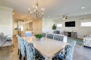 uma sala de jantar com mesa e cadeiras em 58 Sandcastle Court em Hilton Head Island
