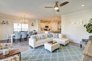 uma sala de estar com um sofá e uma mesa em 58 Sandcastle Court em Hilton Head Island