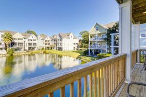 uma vista a partir da varanda de uma casa com um lago em 58 Sandcastle Court em Hilton Head Island