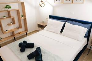 um quarto com uma cama com cruzes negras em Harmony apartment in Athens em Atenas
