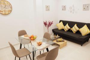 uma sala de estar com uma mesa de vidro e um sofá preto em Harmony apartment in Athens em Atenas