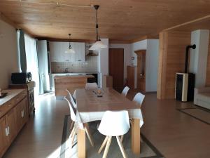 una cucina e una sala da pranzo con tavolo e sedie di Il Biancospino Appartamento in Villa 