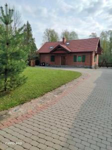 a brick driveway in front of a house at Całoroczny dom GRODZIANKA in Banie Mazurskie