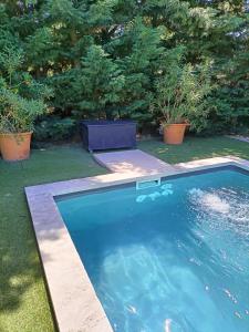 una gran piscina en un patio con árboles en Casa del Sol en Arles