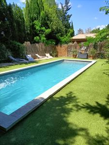 una piscina en un patio con césped en Casa del Sol en Arlés