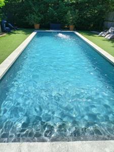 una piscina de agua azul en un patio en Casa del Sol en Arlés