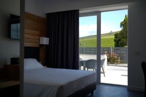 sypialnia z łóżkiem i widokiem na stół w obiekcie PM Hotel w mieście Catanzaro Lido