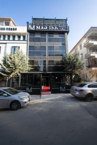 een gebouw waar auto's voor geparkeerd staan bij MAD INN HOTEL & SPA in Ankara