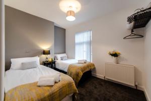 Postel nebo postele na pokoji v ubytování Liverpool Harrow Road Sleeps 6- Infinity Apartment