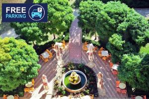 - une vue aérienne sur une fontaine dans un parc dans l'établissement Hotel Paradise Green Park Allinclusive Light, aux Sables d'or