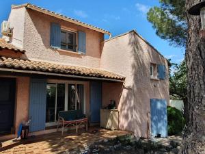 Casa con ventana y patio con silla en Villa Provençale la dolce vita, en Villeneuve-lès-Avignon