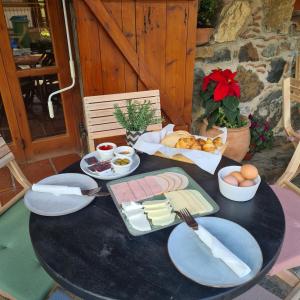 una mesa con platos de queso y pan. en GaliniCafe22-suites, en Kakopetria