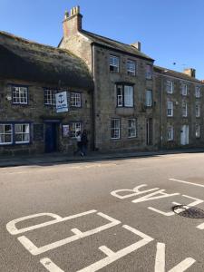 uma rua vazia em frente a um edifício antigo em No 52 bed and breakfast em Helston