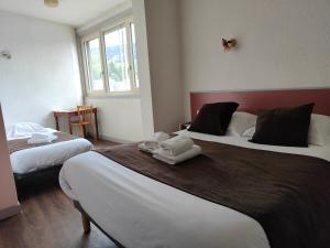 Postel nebo postele na pokoji v ubytování Hotel Au Val Doré