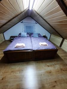1 dormitorio con 1 cama grande en una tienda de campaña en Chata Pohodička, en Banský Studenec