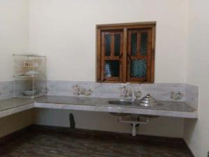 y baño con lavabo y espejo. en Sea view villa, en Arugam Bay