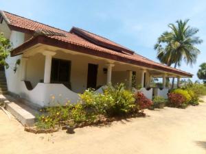 una casa con una palmera en el fondo en Sea view villa, en Arugam Bay