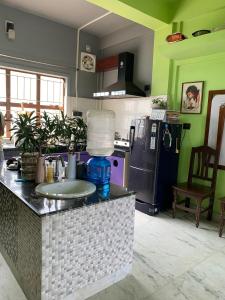eine Küche mit einer Theke und einem Waschbecken in der Unterkunft The Loft Kohima 