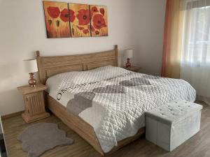 a bedroom with a bed and two lamps and a painting at Traunwald in Grassach