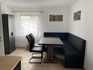 een woonkamer met een tafel en een bank bij Traunwald 