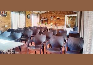 uma fila de cadeiras e mesas num restaurante em Bamboo Junction Resort - Kanatal, Valley & Mountain View em Dhanaulti