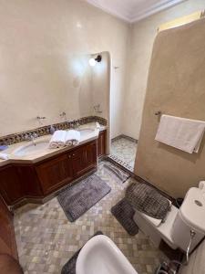uma casa de banho com uma banheira, um lavatório e um WC. em Villa Traditional Family em Marrakech