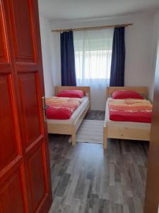 Ένα ή περισσότερα κρεβάτια σε δωμάτιο στο Budapest Vendégház