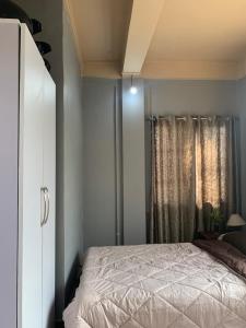 Schlafzimmer mit einem Bett und einem Fenster in der Unterkunft The Loft Kohima 
