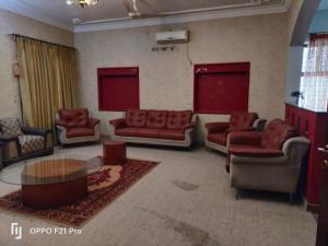 Uma área de estar em Karachi family's Guest House