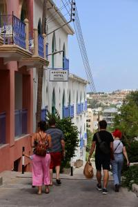 un grupo de personas caminando por una calle en Axiothea Hotel, en Pafos