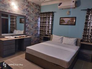 Ένα ή περισσότερα κρεβάτια σε δωμάτιο στο Karachi family's Guest House