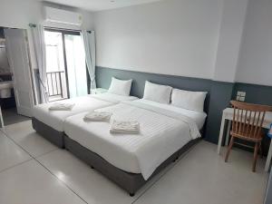 Postel nebo postele na pokoji v ubytování Chanita Hotel Chumphon