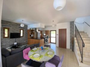 sala de estar con mesa y sillas moradas en Villa Angel - Exotic Villa 200m From Beach en Paralimni
