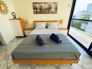 een slaapkamer met een bed met 2 kussens erop bij Sunny Apartment Amaliada in Amaliás