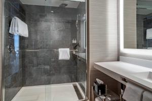 Koupelna v ubytování AC Hotel by Marriott Washington DC Convention Center + 27 fotografií