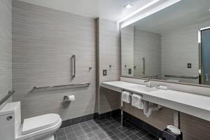 Koupelna v ubytování AC Hotel by Marriott Washington DC Convention Center