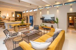 - un salon avec un canapé et une table dans l'établissement Karoo Mountain River House, à Calitzdorp