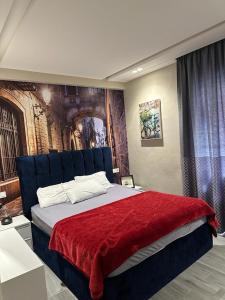 - une chambre avec un grand lit et une couverture rouge dans l'établissement dar rima tanger, à Tanger