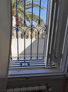 a window with a view of a balcony at Appartement S2 bien équipé à Hammamet centre (200m de la plage) in Hammamet