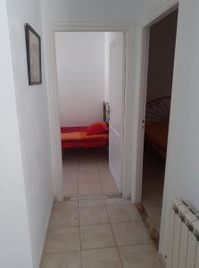 a hallway with a red bed in a room at Appartement S2 bien équipé à Hammamet centre (200m de la plage) in Hammamet