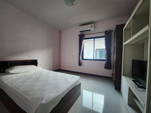 een slaapkamer met een bed, een raam en een televisie bij Phanason Private Home soi 4 in Kathu