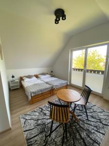 UktaにあるNad Doliną Krutyniのベッドルーム1室(ベッド1台、テーブル、椅子付)