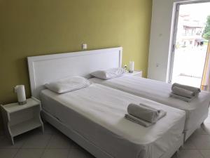 Voodi või voodid majutusasutuse Kavos Central toas